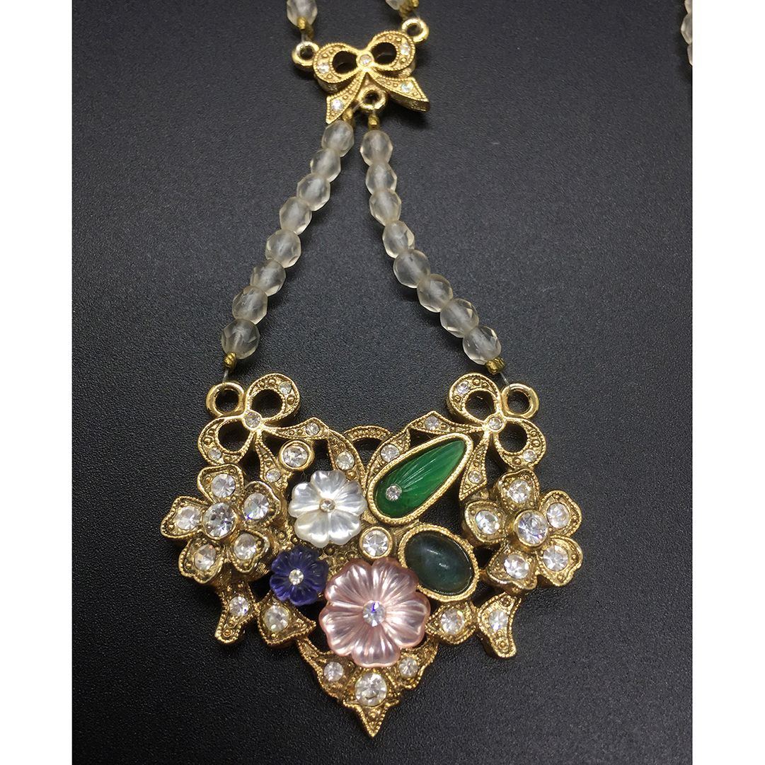 1928-Faceted-Crystal-with-molded-Floral-Stones-rhinestone-Pendant-2.jpg