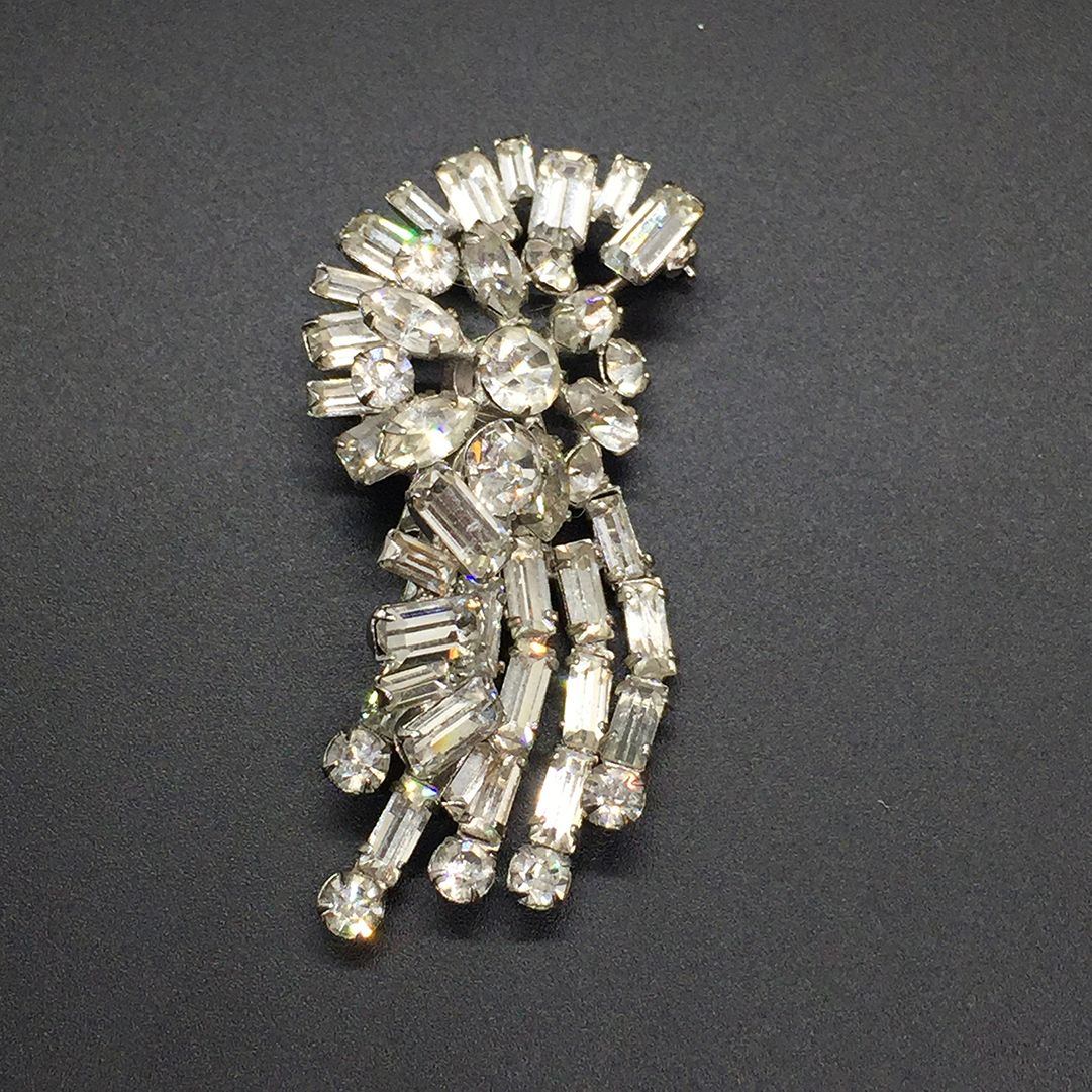 Fabulous 1950s vintage Rhinestone Pin that swivels or rotates Perfect for bridal hair or dress.