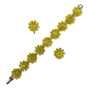 1960s-Plastic-Daisy-Flexible-Link-Bracelet-and-Earring-Set.jpg