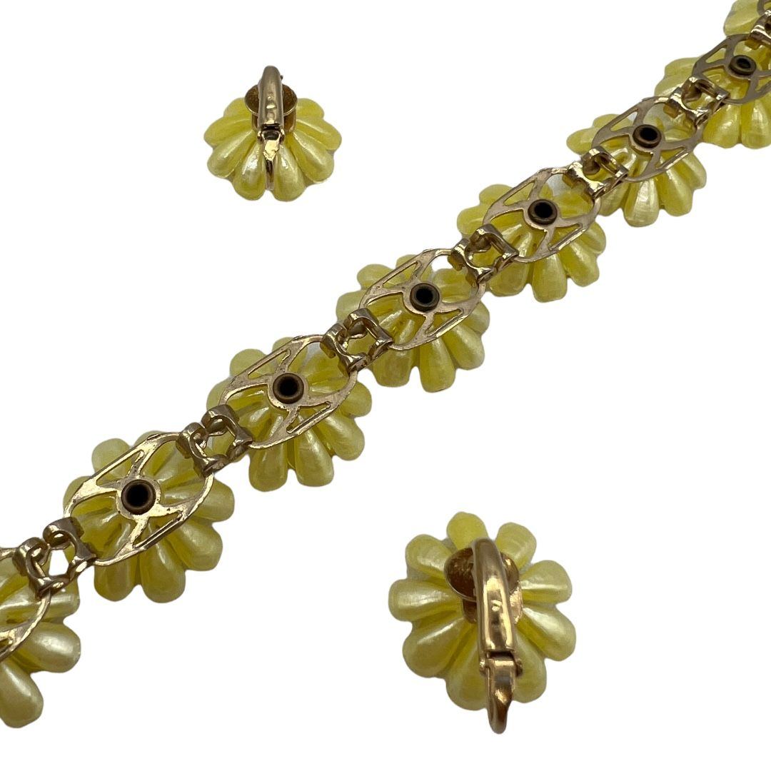 1960s-Plastic-Daisy-Flexible-Link-Bracelet-and-Earring-Set2.jpg