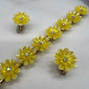 1960s-Plastic-Daisy-Flexible-Link-Bracelet-and-Earring-Set4.jpg