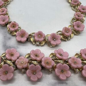 Karu-Arke-Lucite-Flower-Pink-Necklace-Set-3.jpg