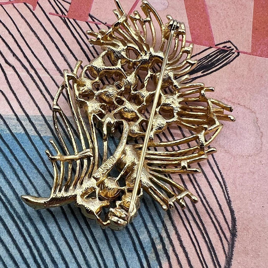 Lisner-flower-rhinestone-brooch.jpg