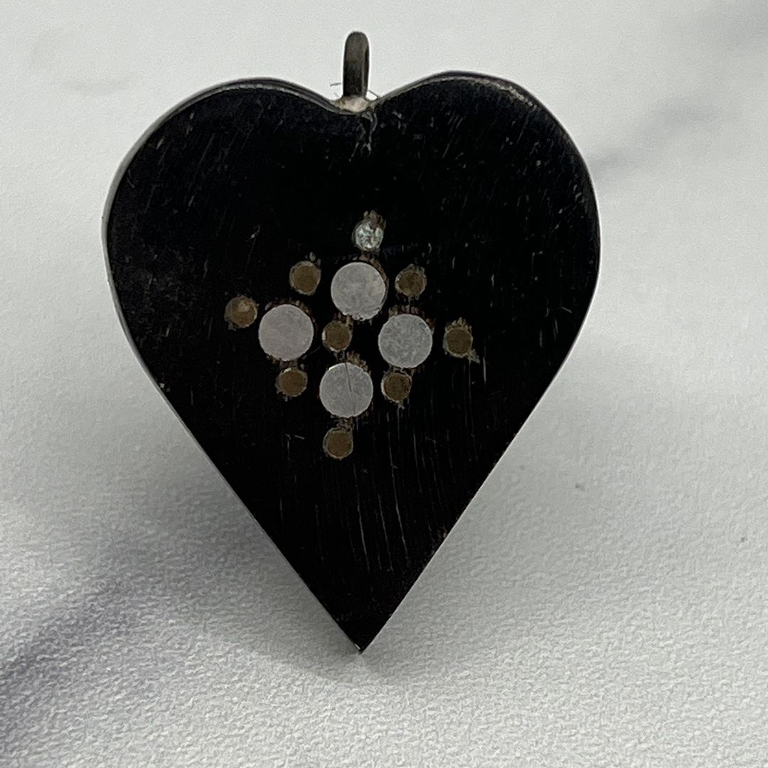 Victorian-Heart-Pendant-with-Metal-Inlays3.jpg