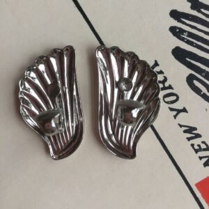 Vintage-1980s-Silver-Tone-Shell-Shaped-Clip-Earrings-2.jpg