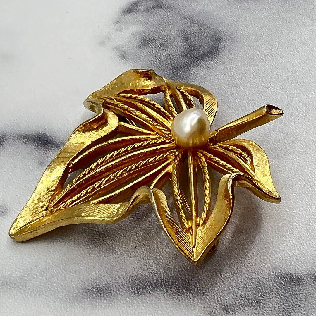 Vintage-Faux-Pearl-Figural-Leaf-Brooch2.jpg