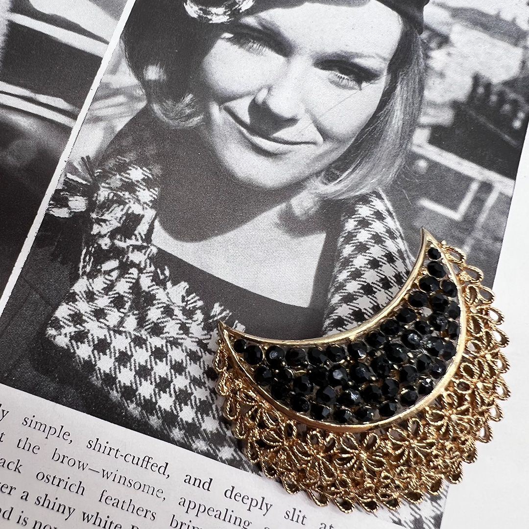 Vintage-Karu-Black-Rhinestone-Crescent-Brooch3.jpg