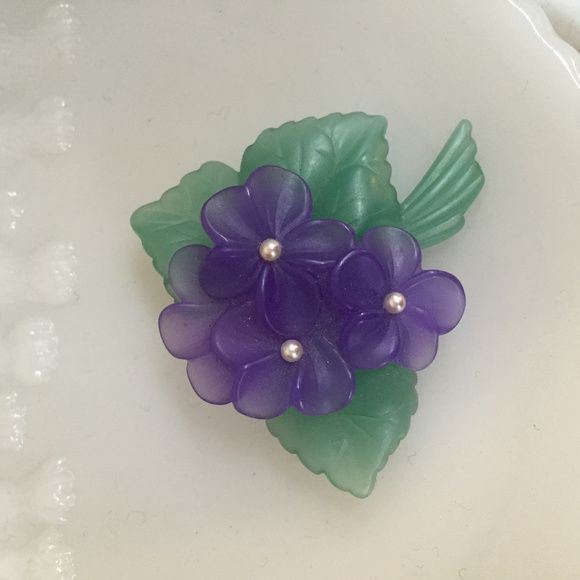 Vintage-Resin-Flower-Pin-with-Faux-Pearl-Accents-4.jpg