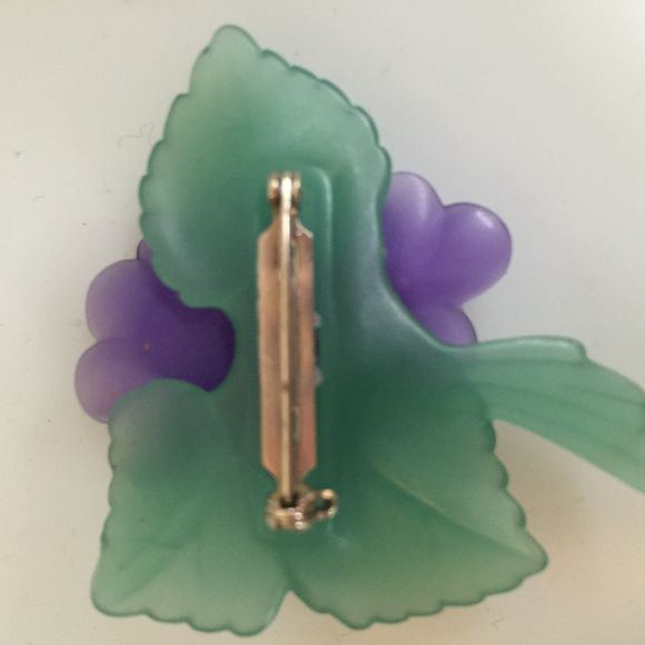 Vintage-Resin-Flower-Pin-with-Faux-Pearl-Accents-6.jpeg
