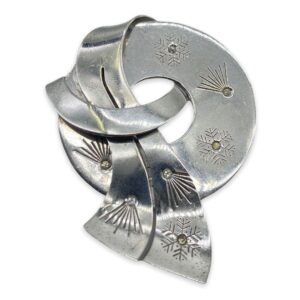 Vintage-Sterling-Silver-1940s-Ribbon-Brooch-by-Ingenue.jpg