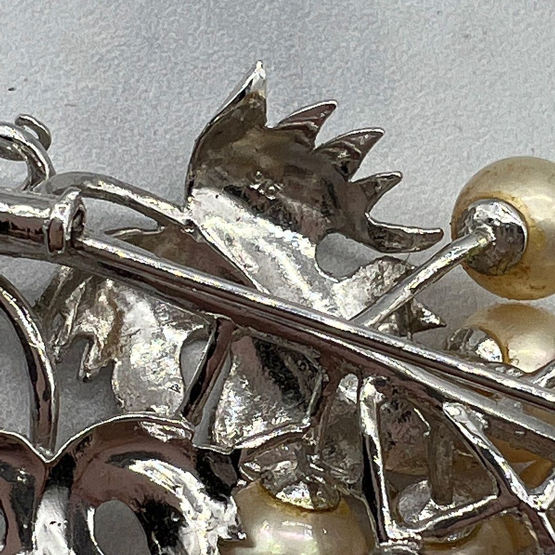cultured-pearl-grape-motif-brooch.jpg