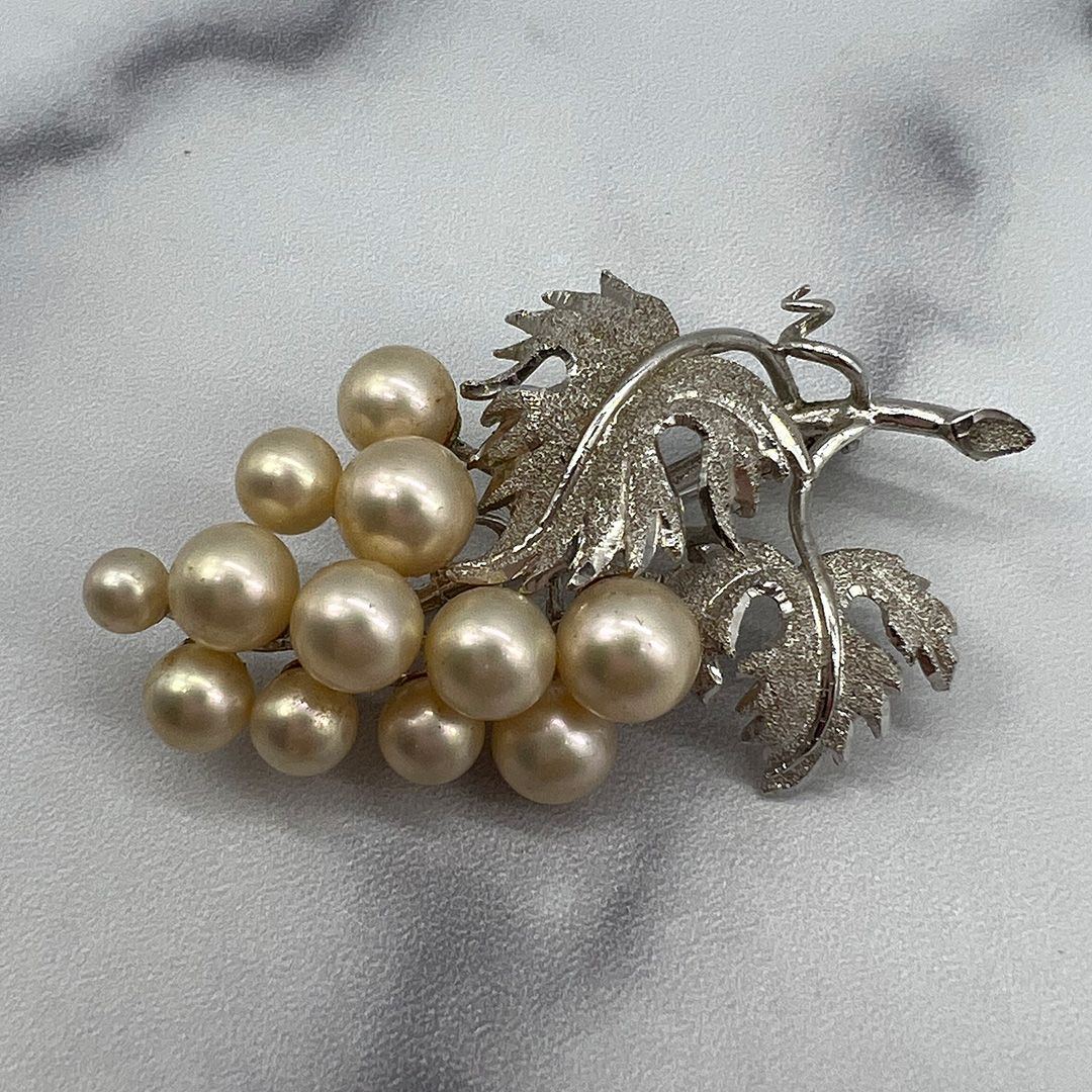 cultured-pearl-grape-motif-brooch2.jpg