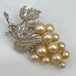 cultured-pearl-grape-motif-brooch3.jpg