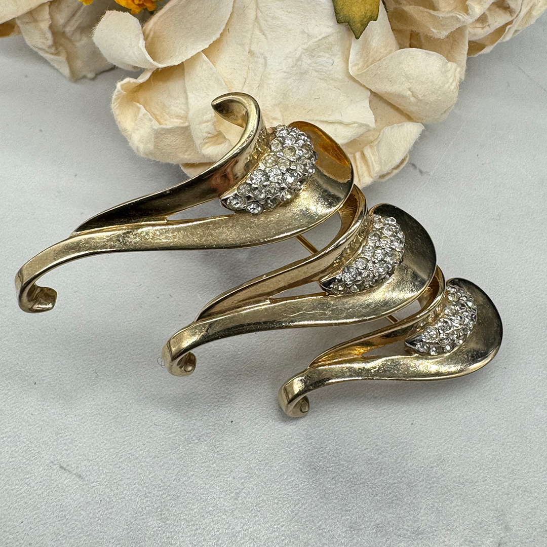 Stylized Boucher Pin
