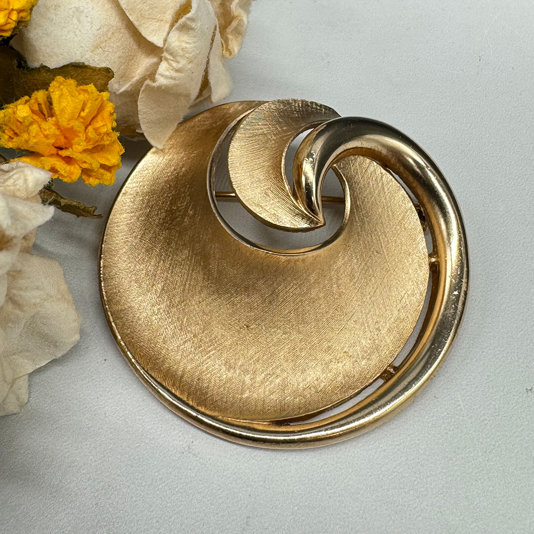 trifari-1960s-gold-tone-swirl-brooch3.jpg
