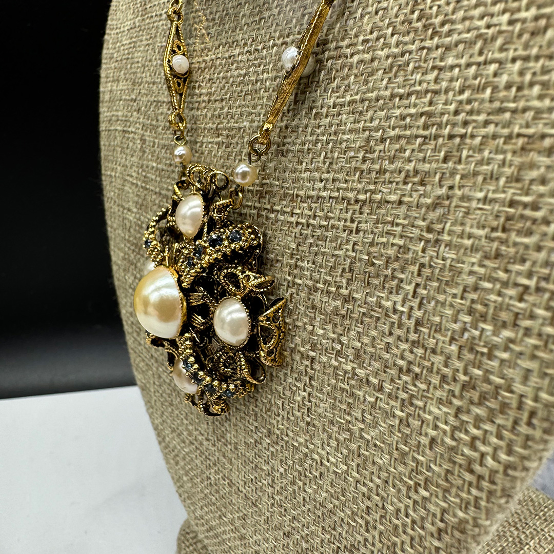 west-german-style-pendant-necklace-set3.jpg
