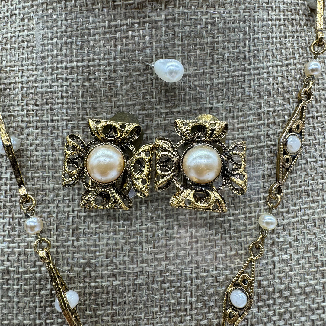west-german-style-pendant-necklace-set4.jpg